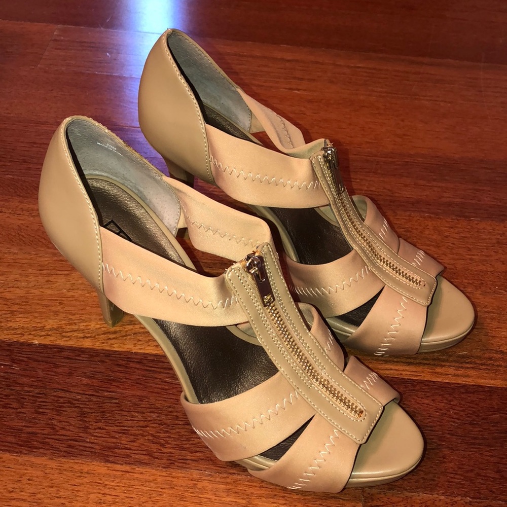 Moda Spana • Beige Zip-up Heels